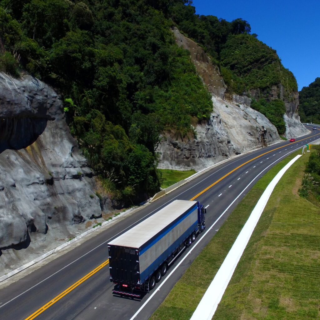 caminhao estrada2 scaled 1